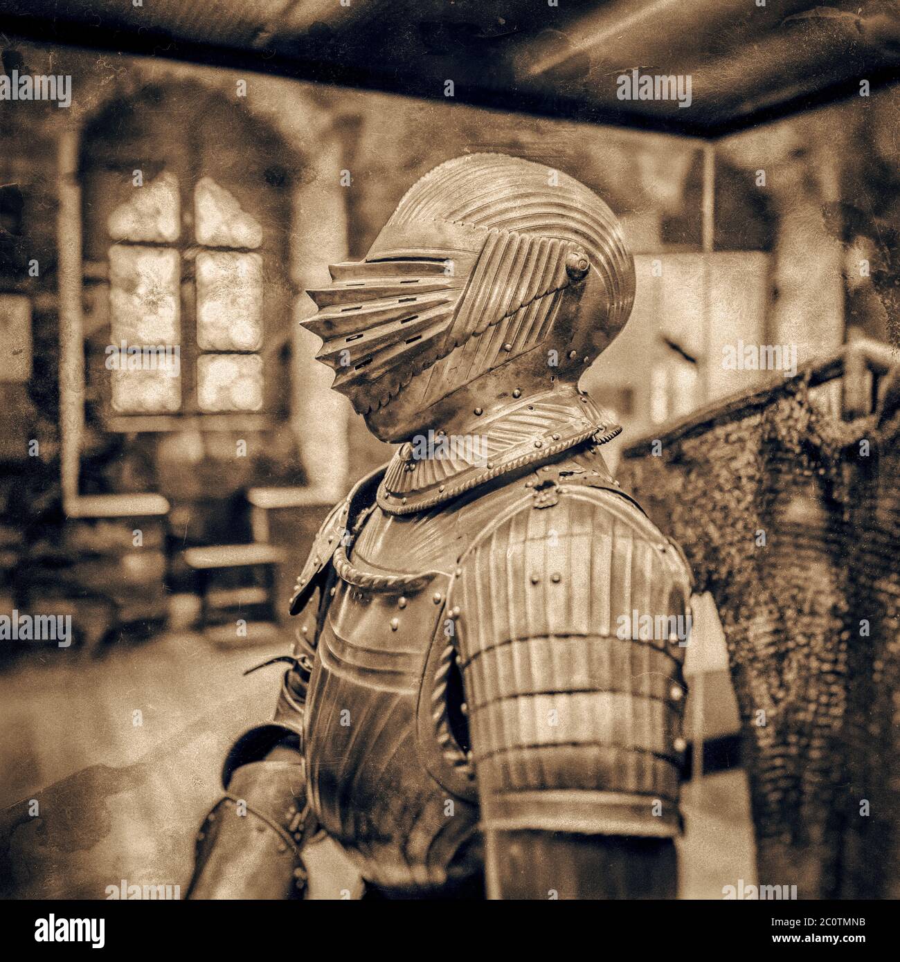 Vestito medievale di armatura nel vecchio castello belga. Foto Stock