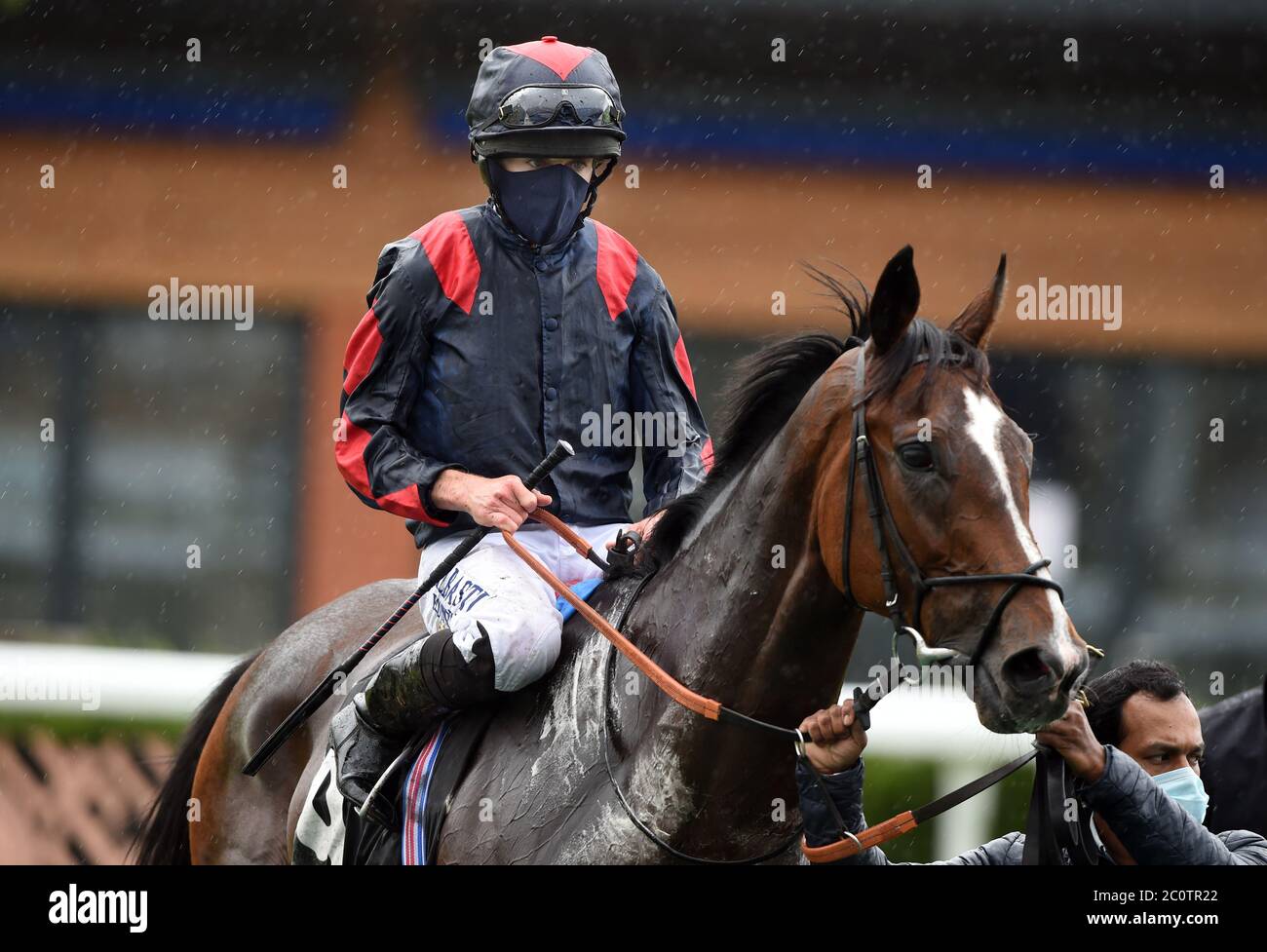 Laafy e Ryan Moore dopo aver vinto la Watch and Bet con MansionBet al Newbury handicap all'ippodromo di Newbury. Foto Stock