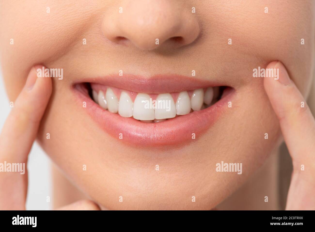Donna che mostra un sorriso perfetto. Sbiancamento dei denti, concetto di cura dentale Foto Stock
