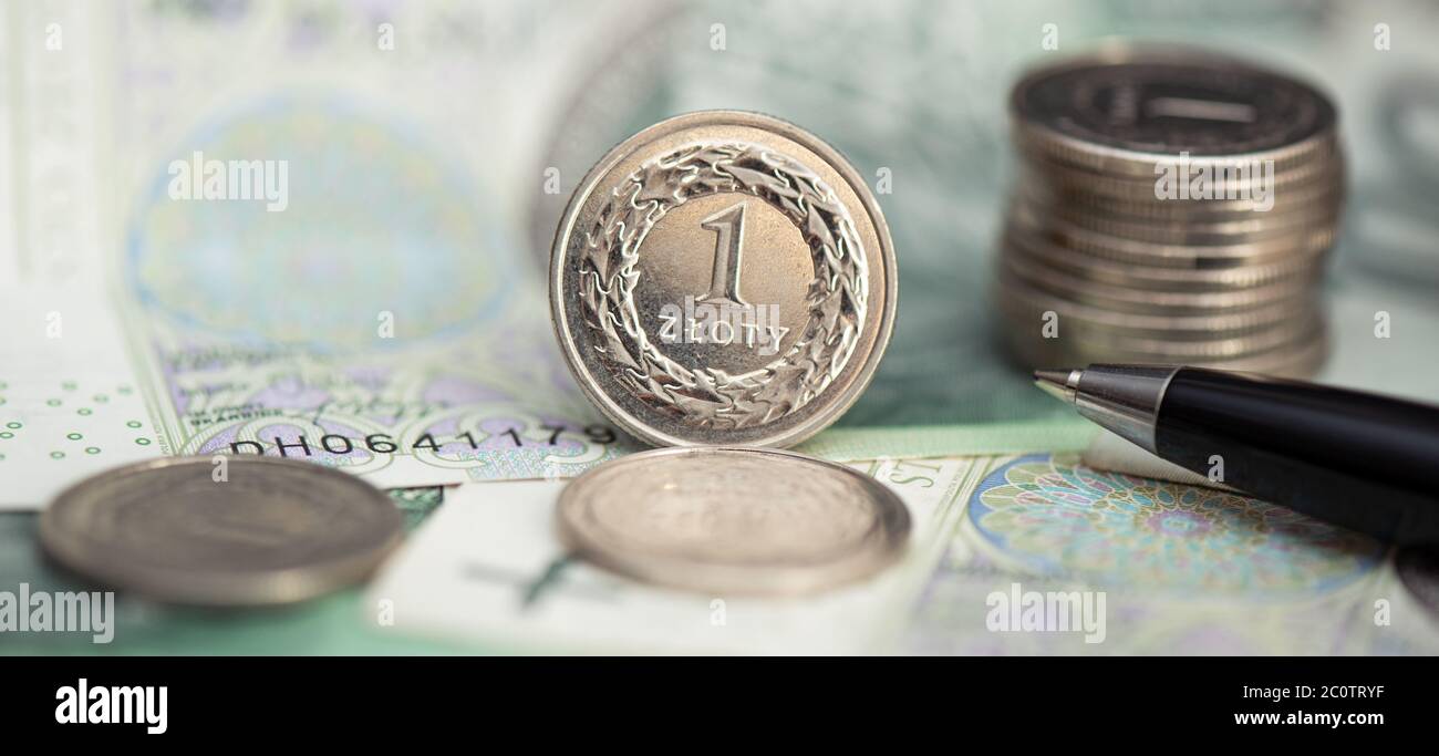 Denaro polacco, pila di monete sulle banconote lucidate. Business, concetto di finanza Foto Stock