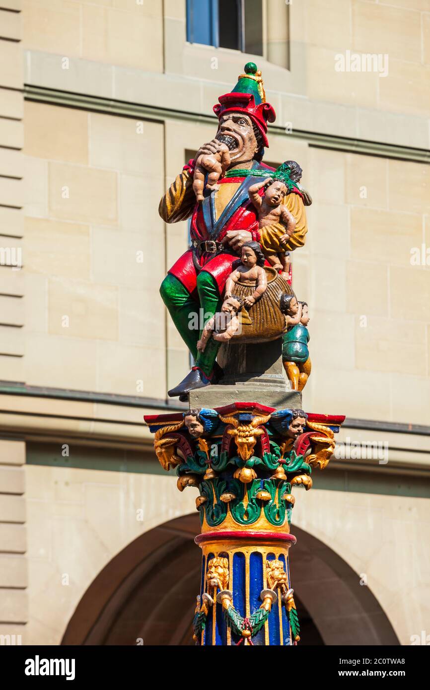 BERN, Svizzera - 13 luglio 2019: Kindlifresserbrunnen o bambino Eater Fontana si trova a Kornhausplatz o granaio posto Square nella città di Berna i Foto Stock