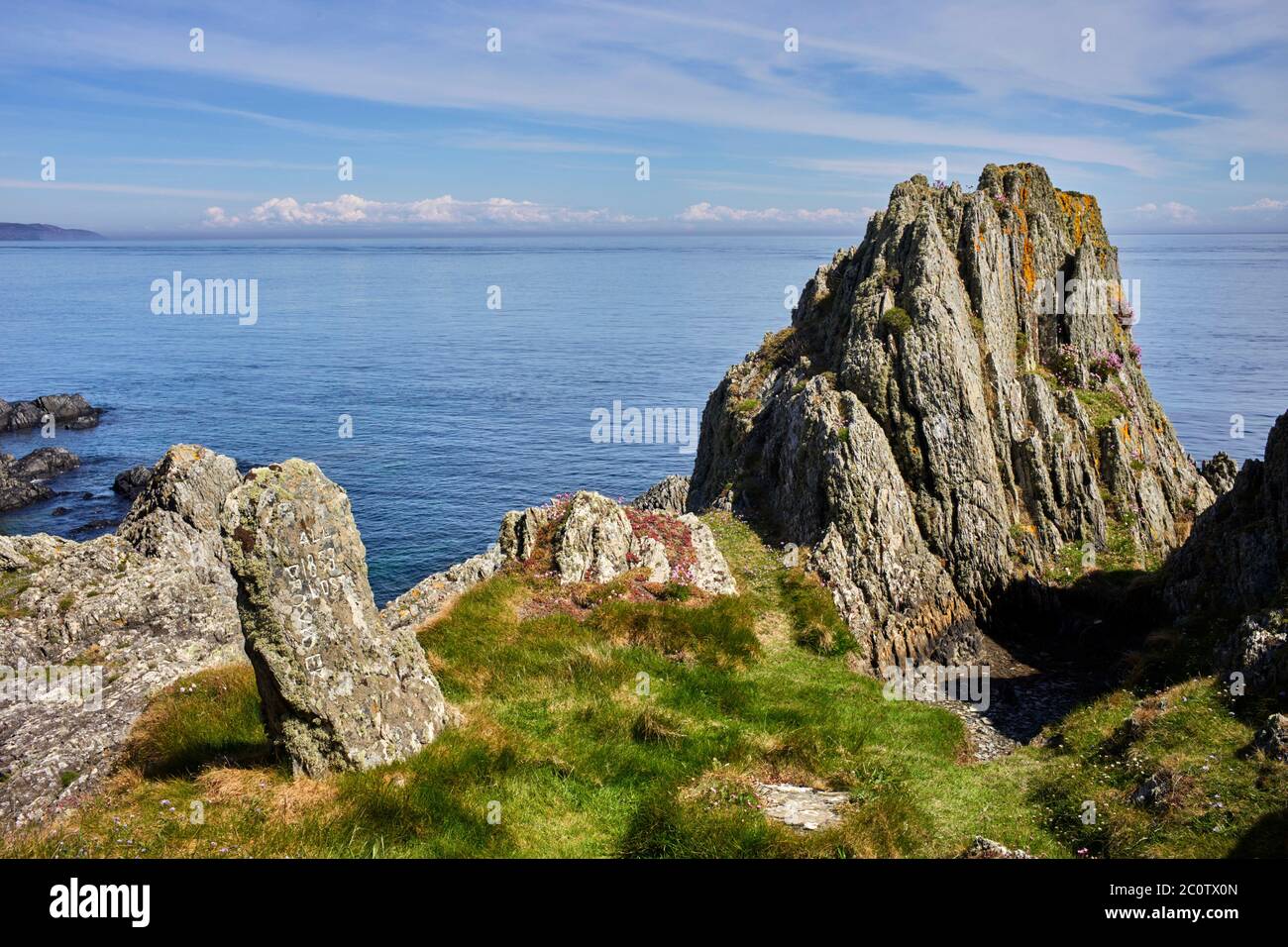 La pietra del fornitore in memoria di una nave sommersa che è andato giù in 1853 con la perdita di tutte le mani a Langness Peninsular, Isola di Man Foto Stock