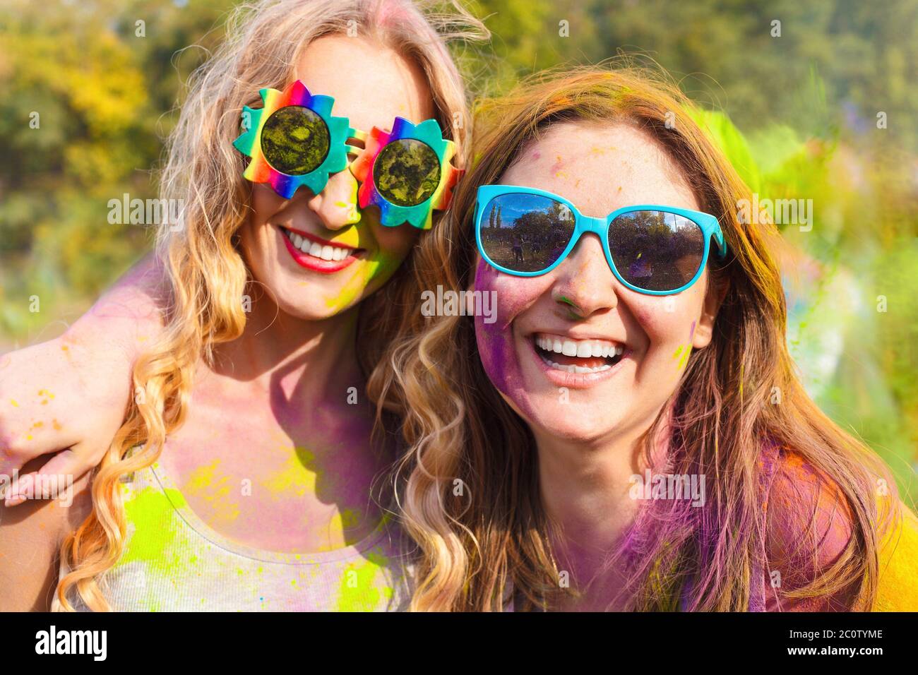 Ragazze felici su festa del colore holi Foto Stock