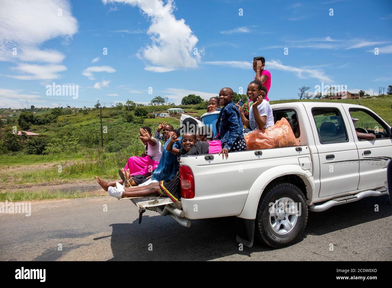 Bambini sul retro di un pick up camion, Kwa-Zulu Natal, Sudafrica Foto Stock