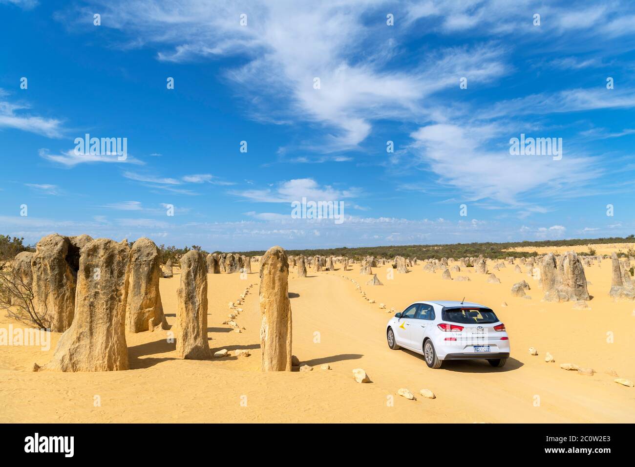 Guida in auto su una strada sterrata attraverso i Pinnacles, Nambung National Park, Cervantes, Australia Occidentale, Australia Foto Stock