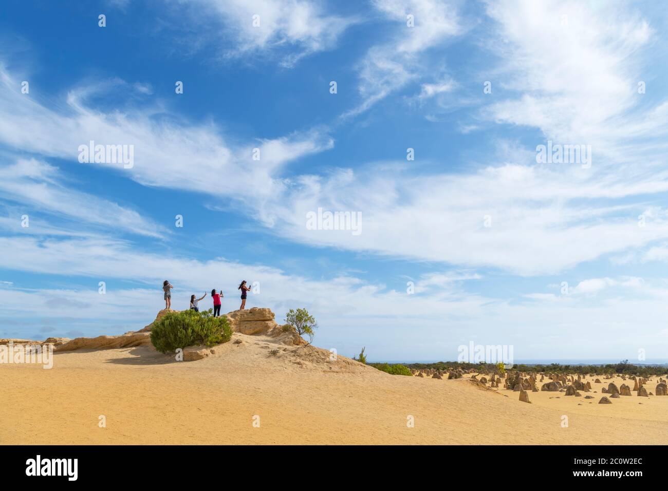 I visitatori che scattano foto ai Pinnacles, al Parco Nazionale di Nambung, a Cervantes, all'Australia Occidentale, in Australia Foto Stock