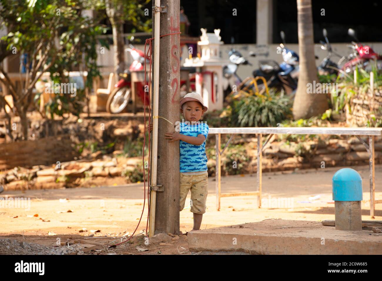 Un giovane, indigeno, etnico Lisu ragazzo nel suo villaggio nella provincia di Chiang Rai, nel nord della Thailandia. Foto Stock