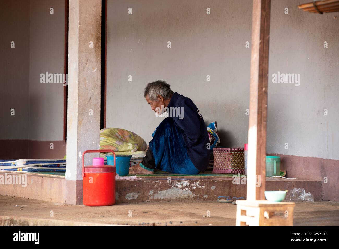 Un anziano, indigeno, etnico Lisu nel suo villaggio nella provincia di Chiang Rai, nel nord della Thailandia. Foto Stock