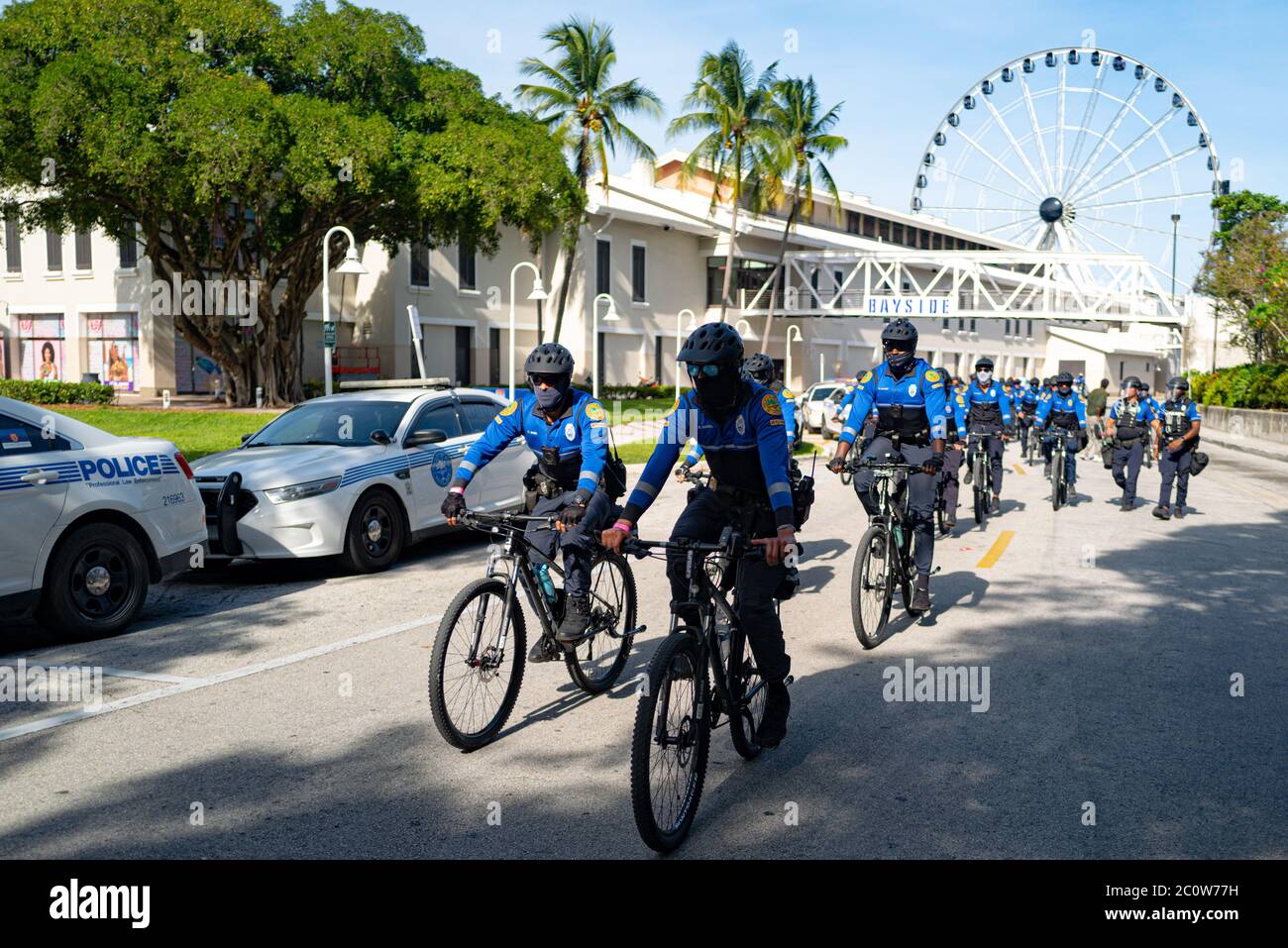 Miami Downtown, FL, USA - 31 MAGGIO 2020: Polizia di pattuglia bicicletta a Miami. Protezione per la città. Calma e sicurezza Foto Stock