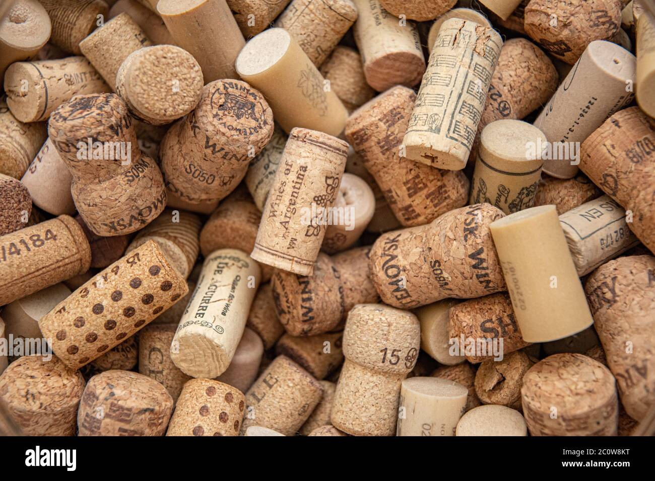 Vecchi tappi di vino texture closeup. Pila di vari tappi per bottiglie di  vino per background di concetto di cantina Foto stock - Alamy
