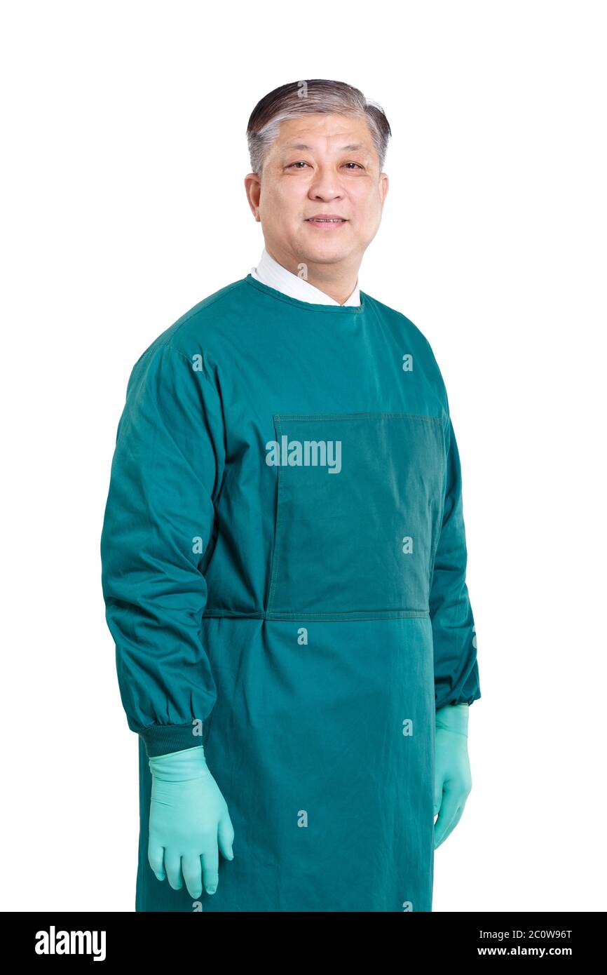 Il vecchio uomo asiatico medico in verde camici chirurgici con guanti Foto Stock