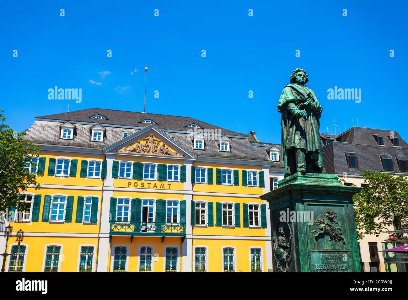 BONN, Germania - 29 giugno 2018: Ludwig van Beethoven monument e ufficio postale nel centro della città di Bonn in Germania Foto Stock
