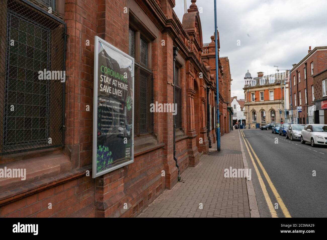 Strada tranquilla in Stourbridge con Coronavirus Stay at Home segno sul wakk di edificio. Paese nero. West Midlands. REGNO UNITO Foto Stock