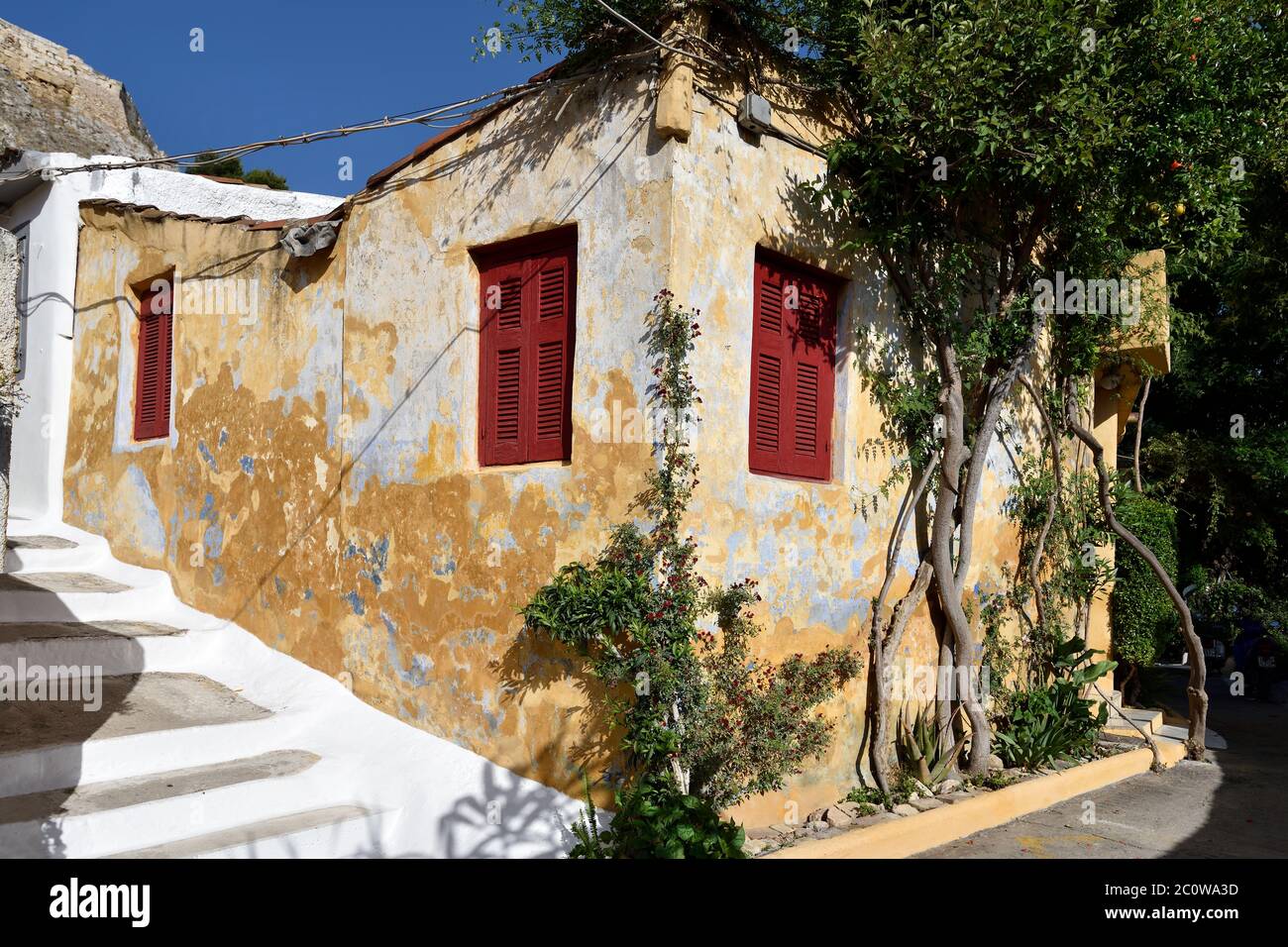 Vecchia casa colorata nella zona di Anafiotika di Plaka, Atene, Grecia Foto Stock