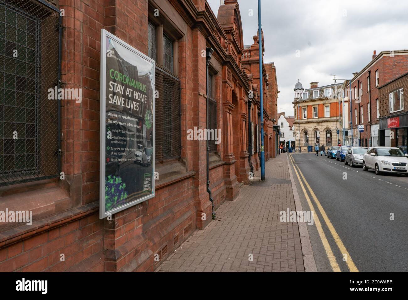 Strada tranquilla in Stourbridge con Coronavirus Stay at Home segno sul wakk di edificio. Paese nero. West Midlands. REGNO UNITO Foto Stock