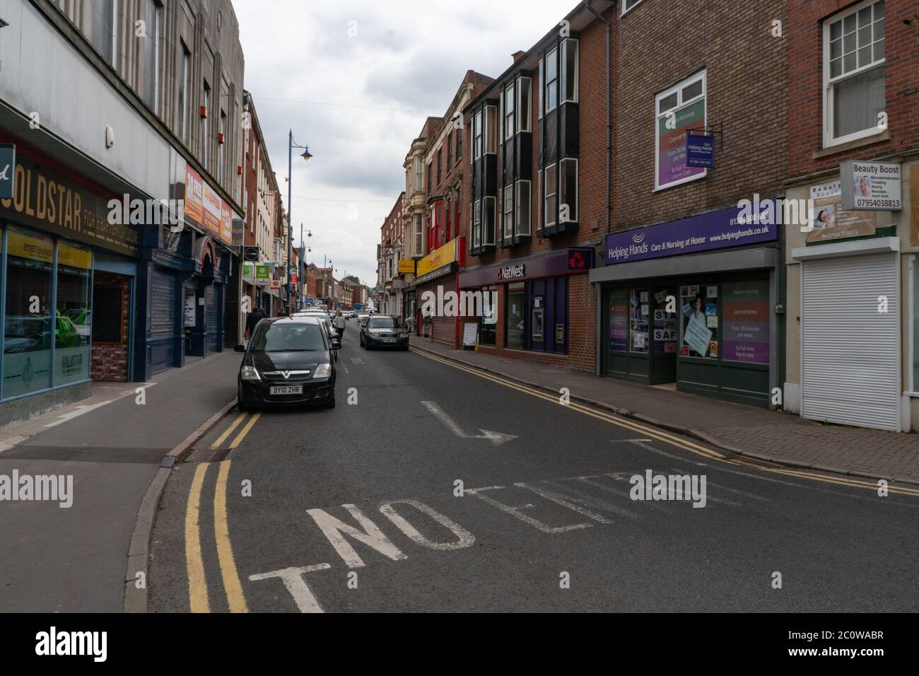 Stourbridge High Street con pedoni e auto durante il Covid-19 Pandemic. Giugno 2020. REGNO UNITO Foto Stock