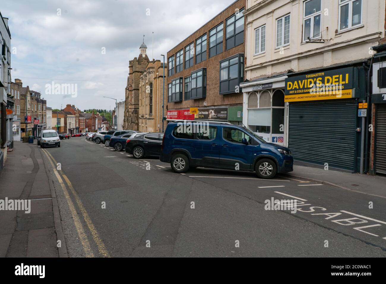 Stourbridge High Street con pedoni e auto durante il Covid-19 Pandemic. Giugno 2020. REGNO UNITO Foto Stock