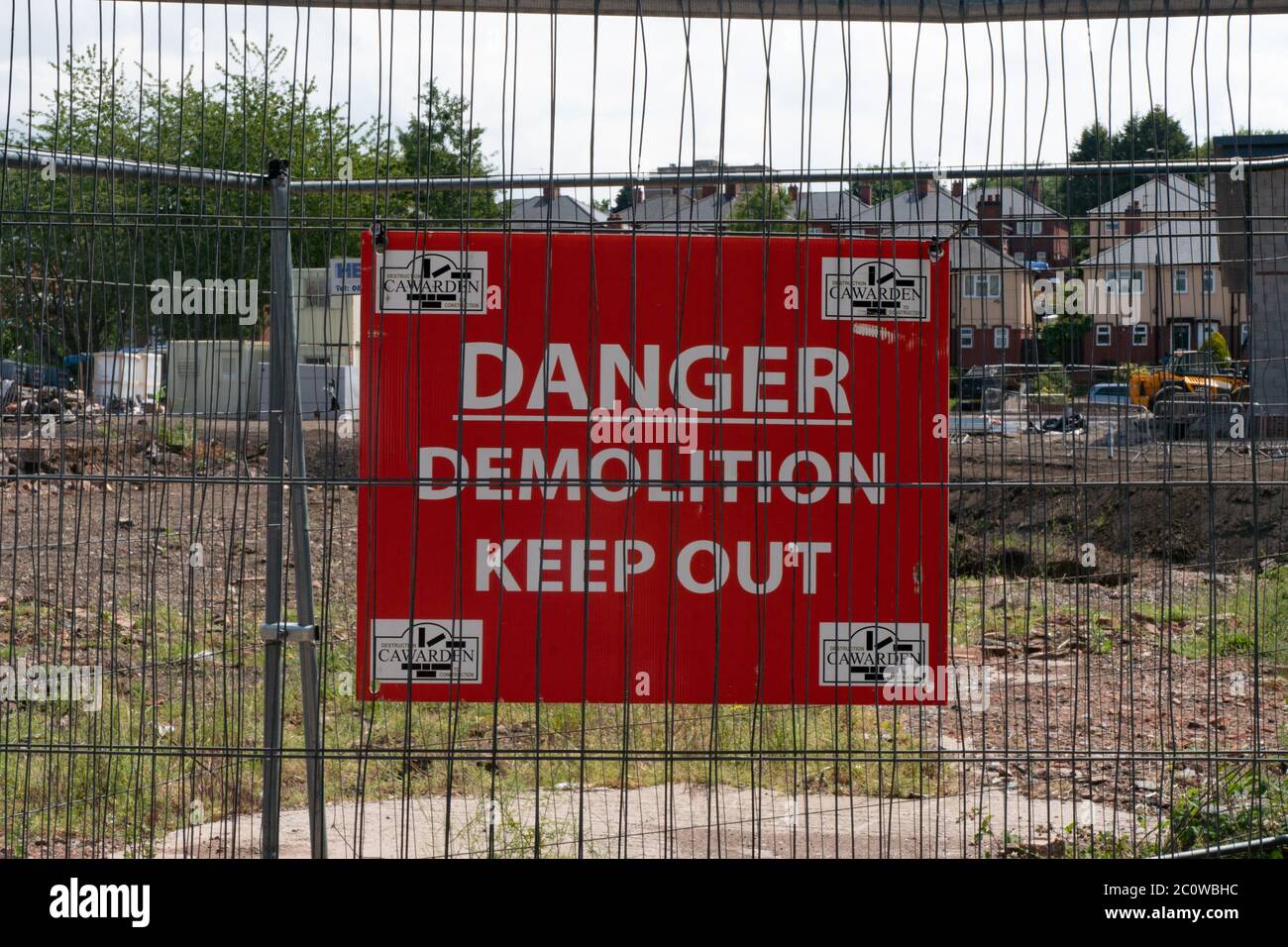 Danger Demolition tenere fuori il cartello di metallo recinzione circostante cantiere. West Midlands. REGNO UNITO Foto Stock