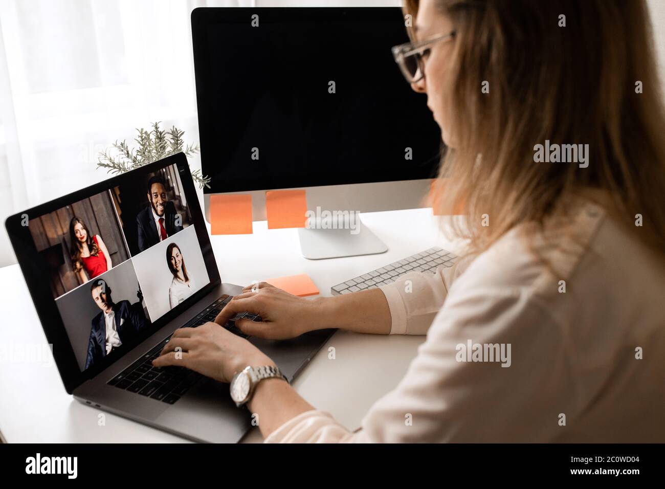 Vista posteriore di una donna d'affari parla utilizzando la conferenza Webcam sul laptop Foto Stock