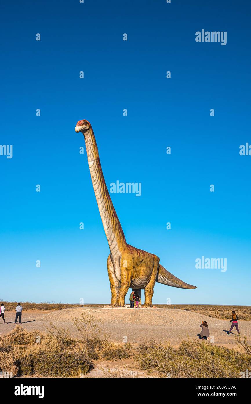 Enorme modello di dinosauro di dimensioni complete di Patagotitan mayorum situato vicino Peninsula Valdes, Chubut, Patagonia, Argentina, giorno di sole, cielo blu Foto Stock