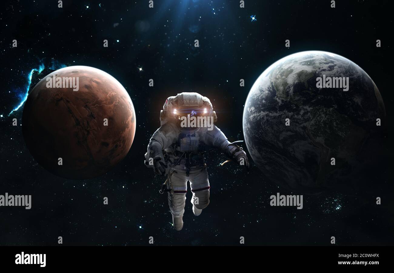 Terra e Marte. Sistema solare. Astronauta sullo sfondo dei pianeti Foto Stock