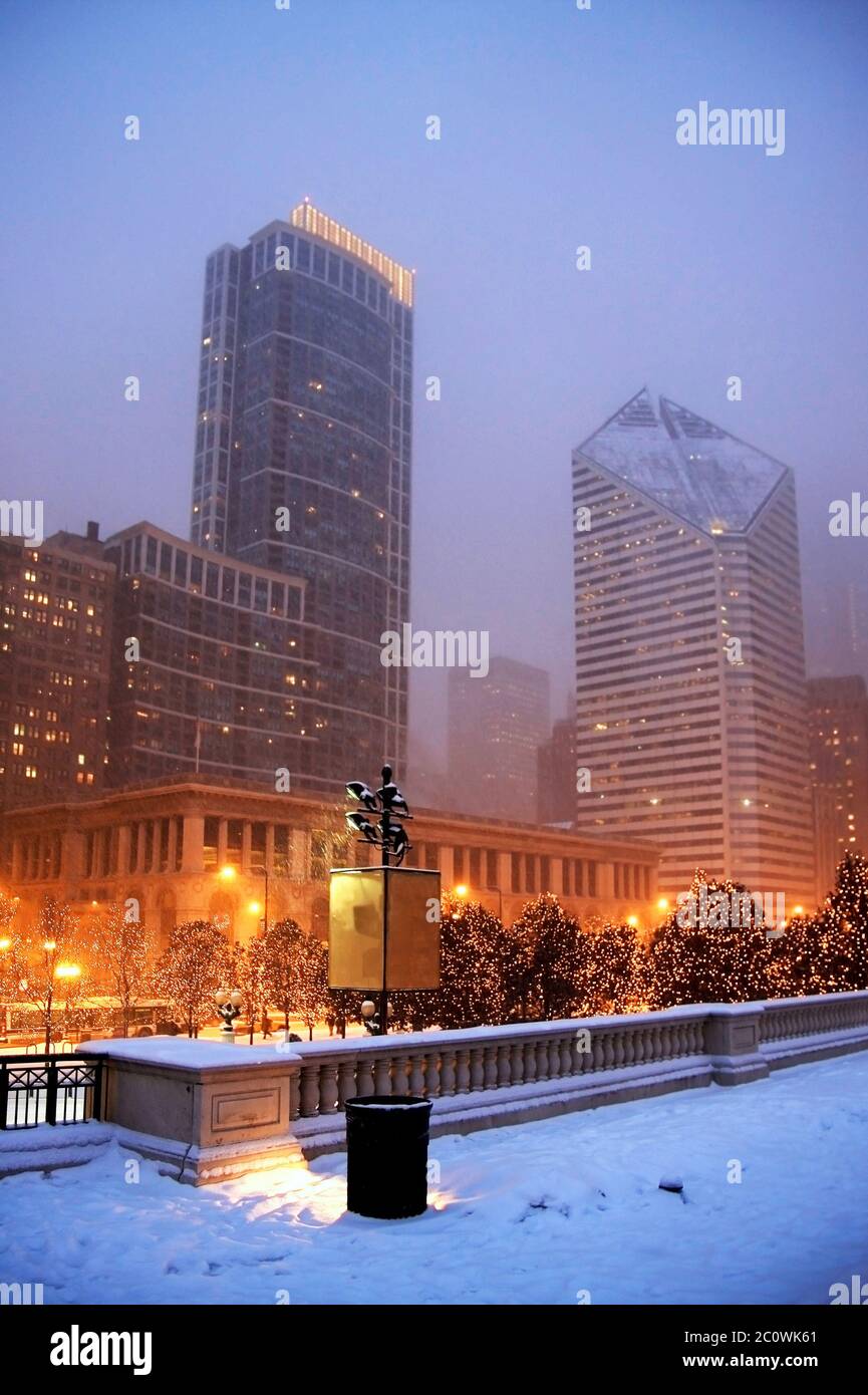 Paesaggio urbano con nevicate e luci di strada nel centro di Chicago. Bella notte invernale a Chicago. Foto Stock
