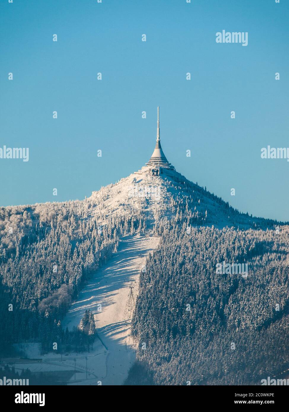 Hotel e trasmettitore Jested con pista da sci in inverno, Repubblica Ceca Foto Stock