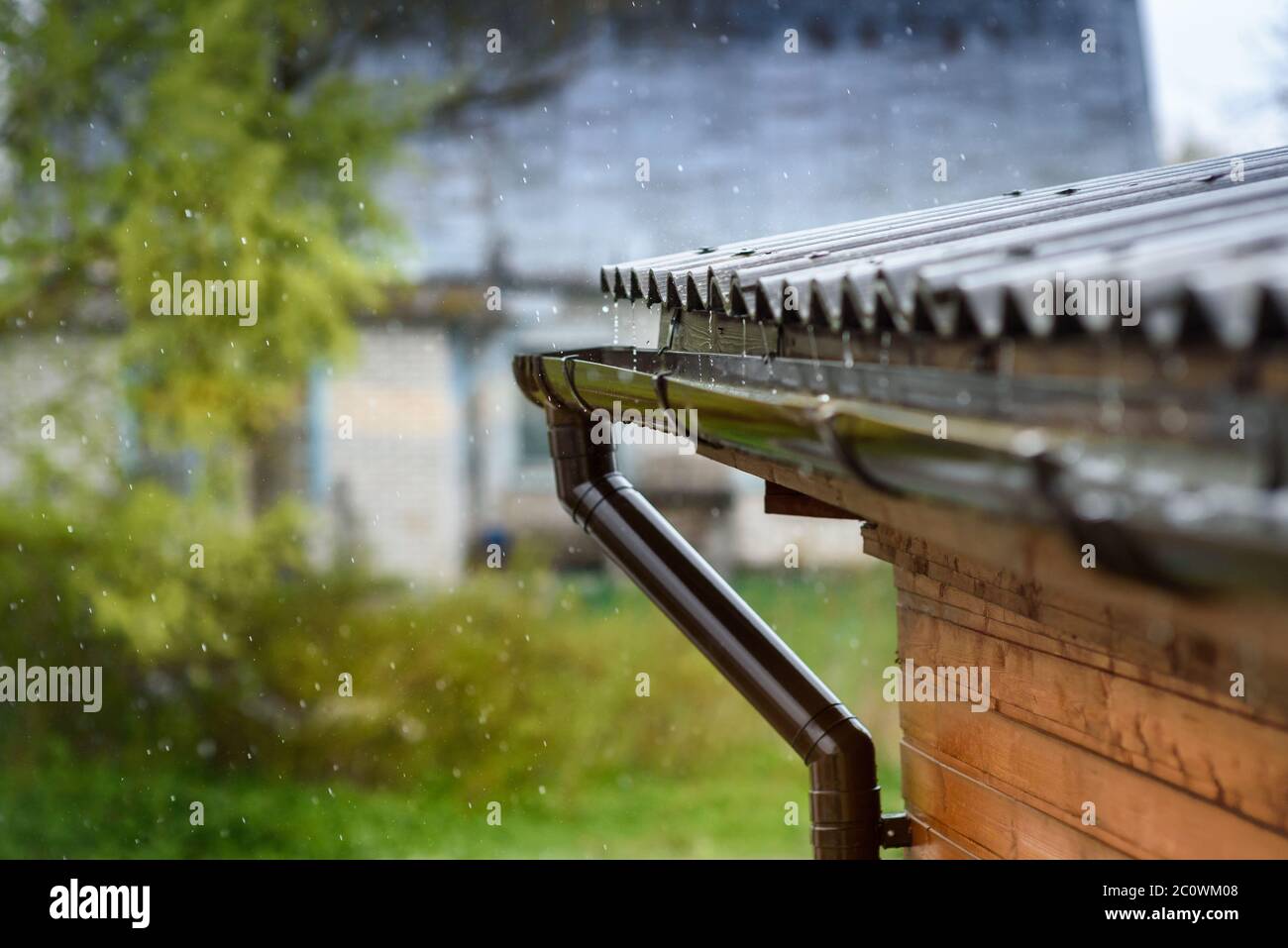 la pioggia scende dal tetto Foto Stock