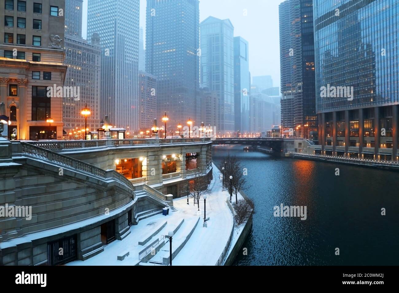 Splendida vista panoramica sulla città del centro di Chicago al crepuscolo durante la nevicata. Illinois, Midwest USA. Foto Stock