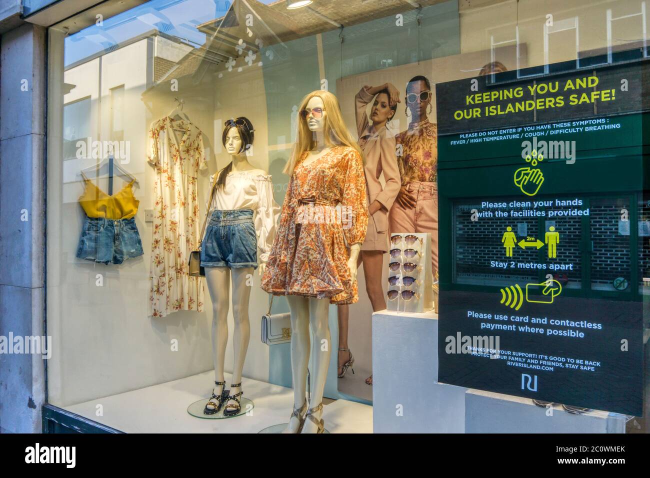 Un poster nella finestra di un negozio di River Island mostra le nuove regole di shopping durante la pandemia del coronavirus 2020 COVID-19. Foto Stock