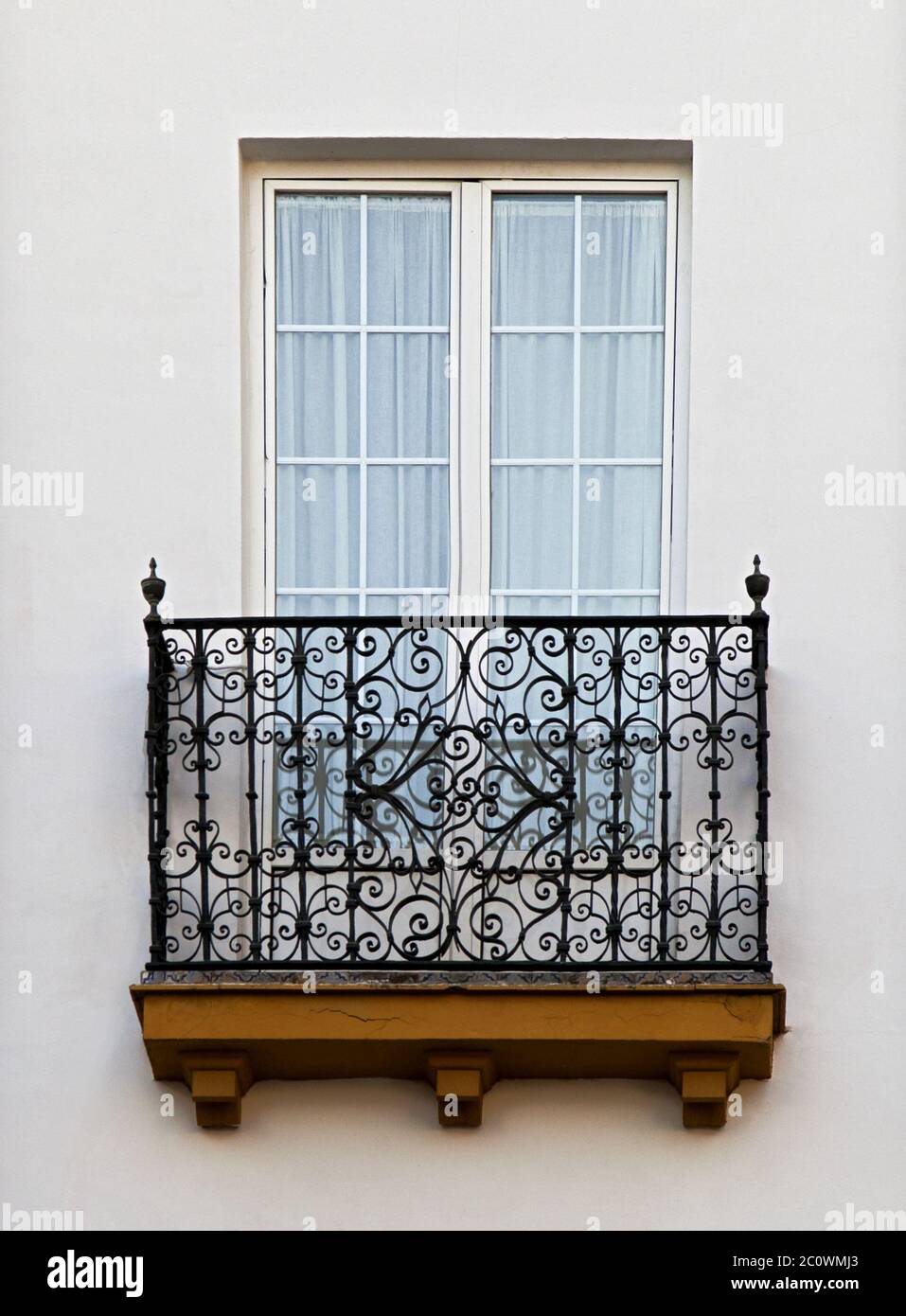 Balcone decorativo di una casa di Siviglia Foto Stock