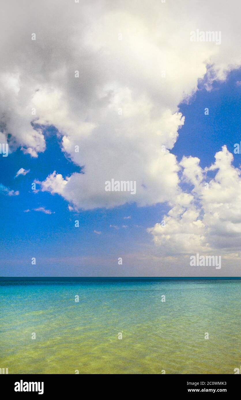 Cielo tropicale e mare, filtro effetto pennello Foto Stock