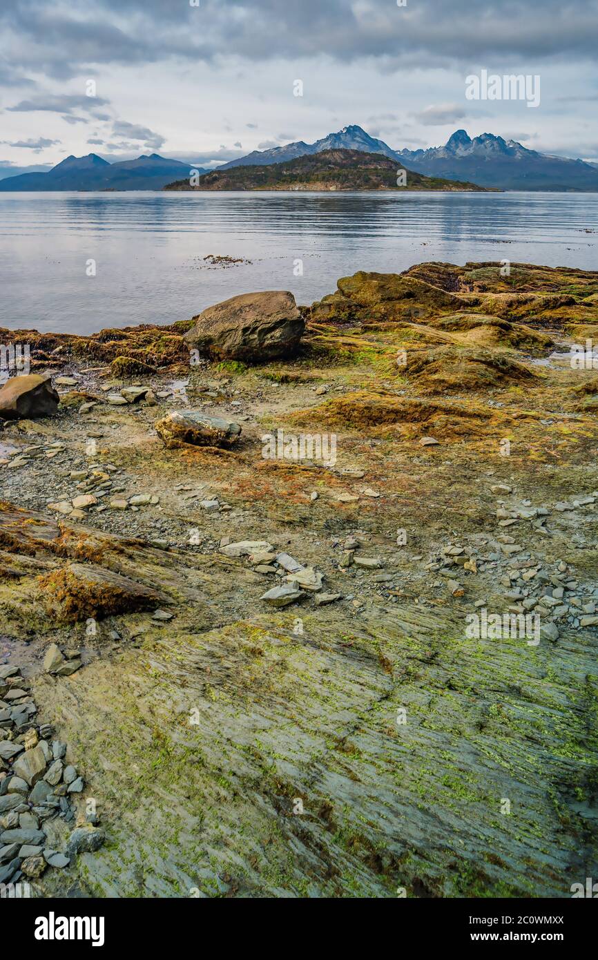 Foreste e baie da favola colorate e magiche al Parco Nazionale Tierra del Fuego, canale di Beagle, Patagonia, Argentina, periodo autunnale Foto Stock