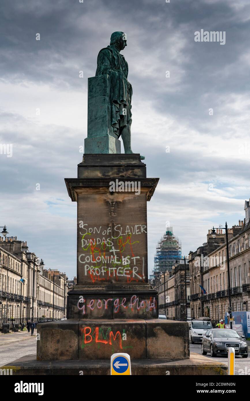 Edimburgo, Scozia, Regno Unito. 12 giugno 2020. I manifestanti della materia delle vite nere hanno spruzzato graffiti sulla statua di Robert Visconte Melville, figlio del proprietario di schiavi Henry Dundas, a Edimburgo. Questa è una delle molte statue dell'epoca coloniale di ex schiavi minacciati dai manifestanti che li vogliono abbattere. Iain Masterton/Alamy Live News Foto Stock