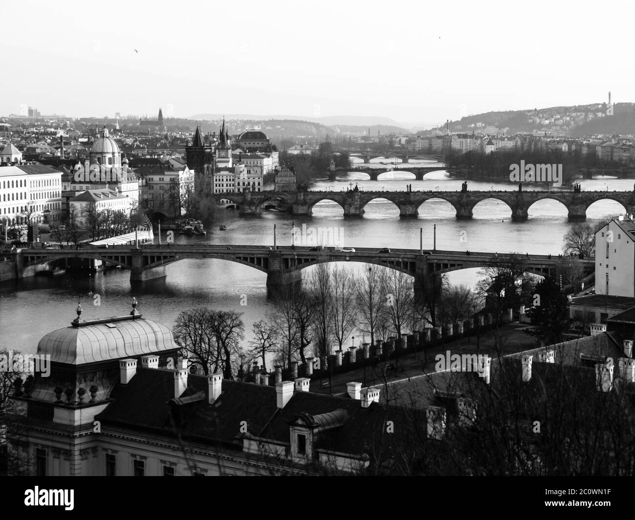 Praga ponti sul fiume Moldava al tramonto. Vista dal parco Letna, Repubblica Ceca. Immagine in bianco e nero. Foto Stock