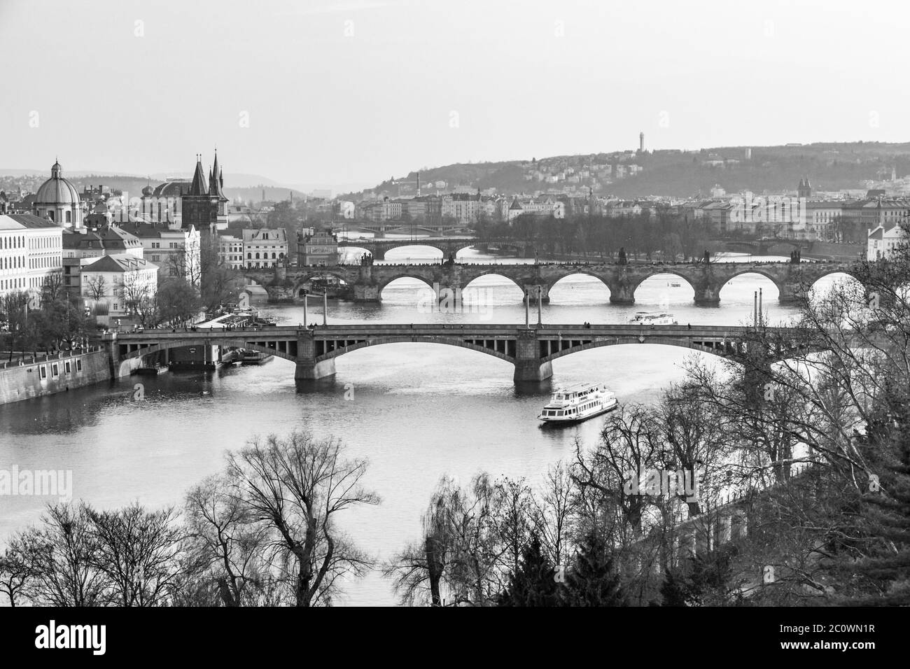 Praga ponti sul fiume Moldava al tramonto. Vista dal parco Letna, Repubblica Ceca. Immagine in bianco e nero. Foto Stock