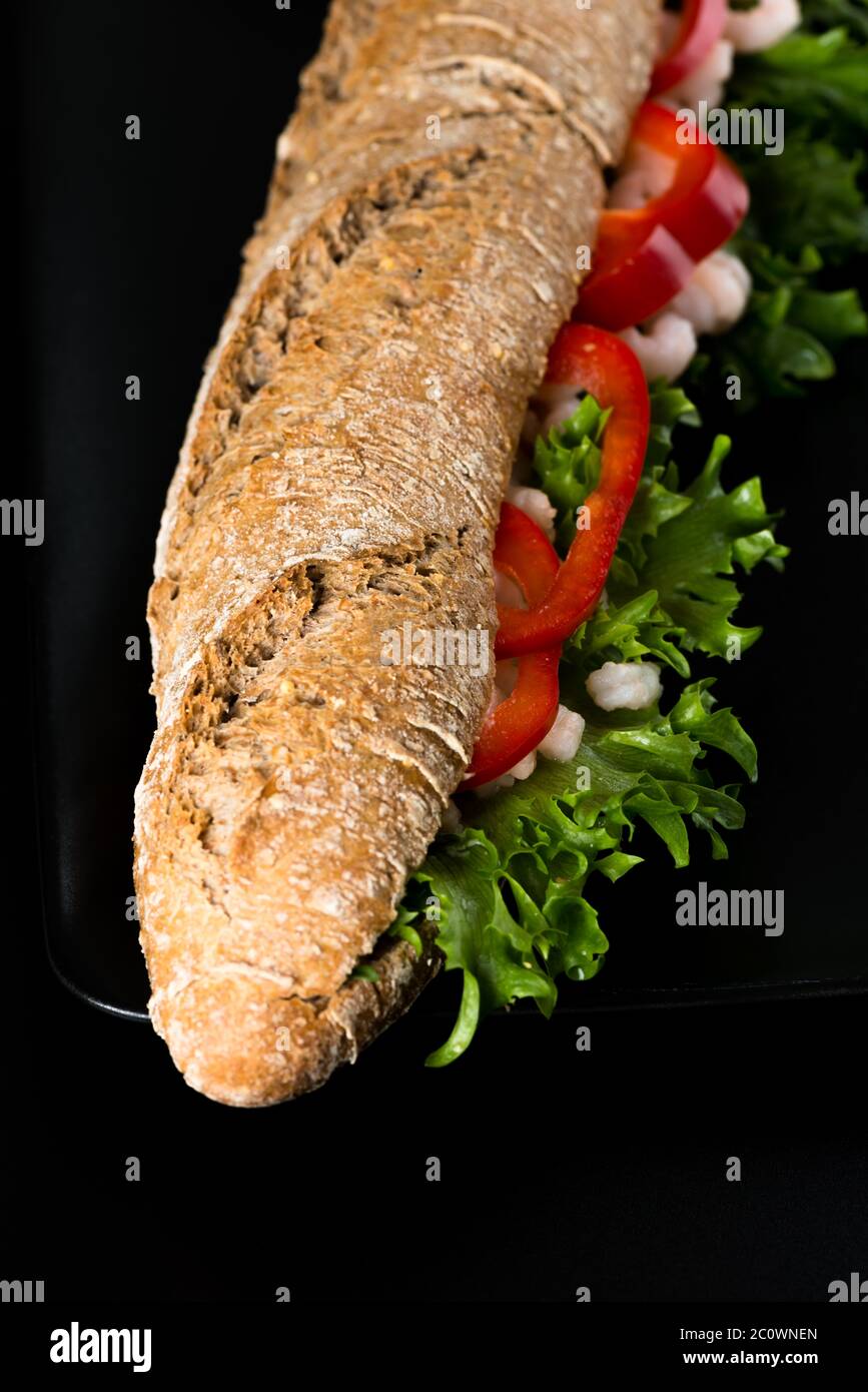 Sandwich di gamberi su piatto Foto Stock