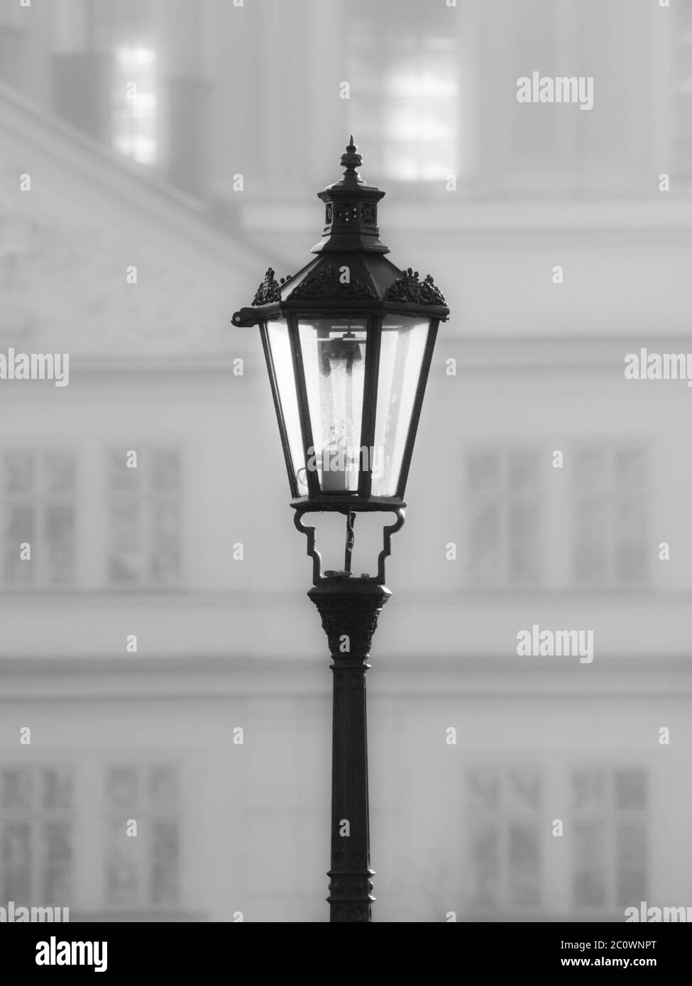 Lampada di strada sul Ponte Carlo in mattinata nebbia, Praga, Repubblica Ceca. Immagine in bianco e nero. Foto Stock