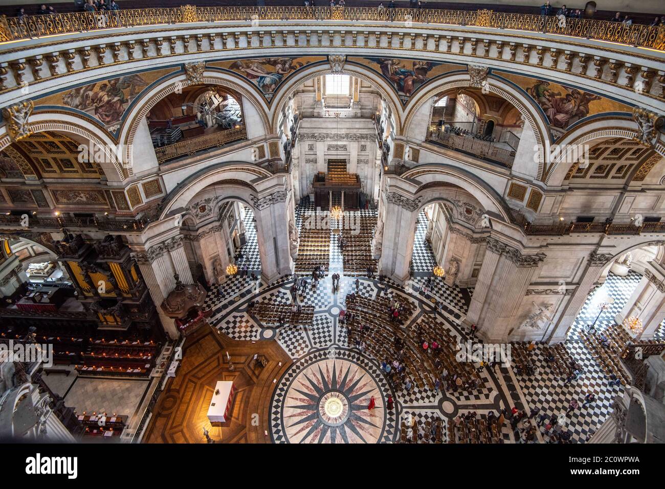 Cattedrale di St Paul, Londra, Inghilterra. All'interno della cattedrale, presa dalla Galleria del Whispering. La Galleria Whispering si può vedere in cima alla foto Foto Stock
