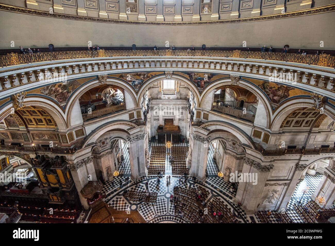 Cattedrale di St Paul, Londra, Inghilterra. All'interno della cattedrale, presa dalla Galleria del Whispering. La Galleria Whispering si può vedere in cima alla foto Foto Stock