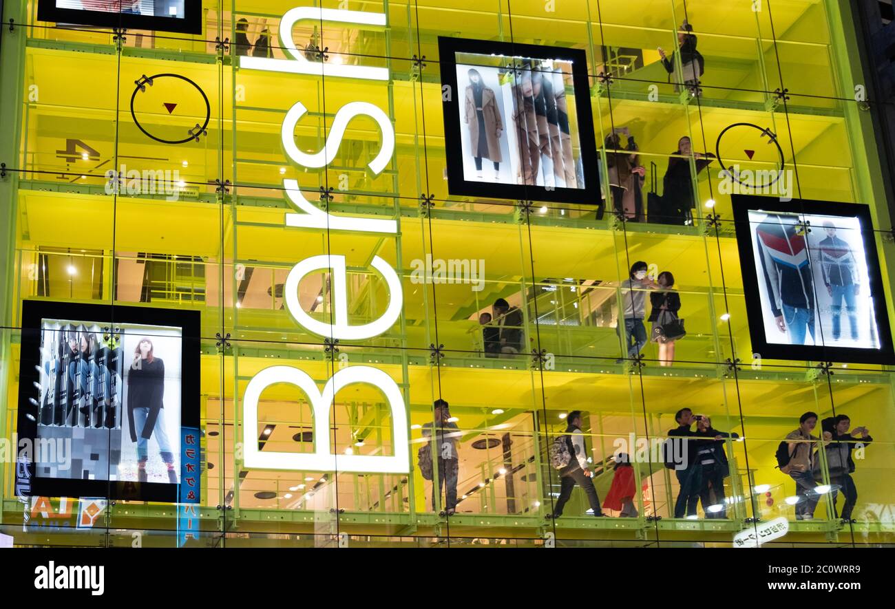 Il negozio di abbigliamento Bershka a Shibuya, Tokyo, Giappone di notte  Foto stock - Alamy