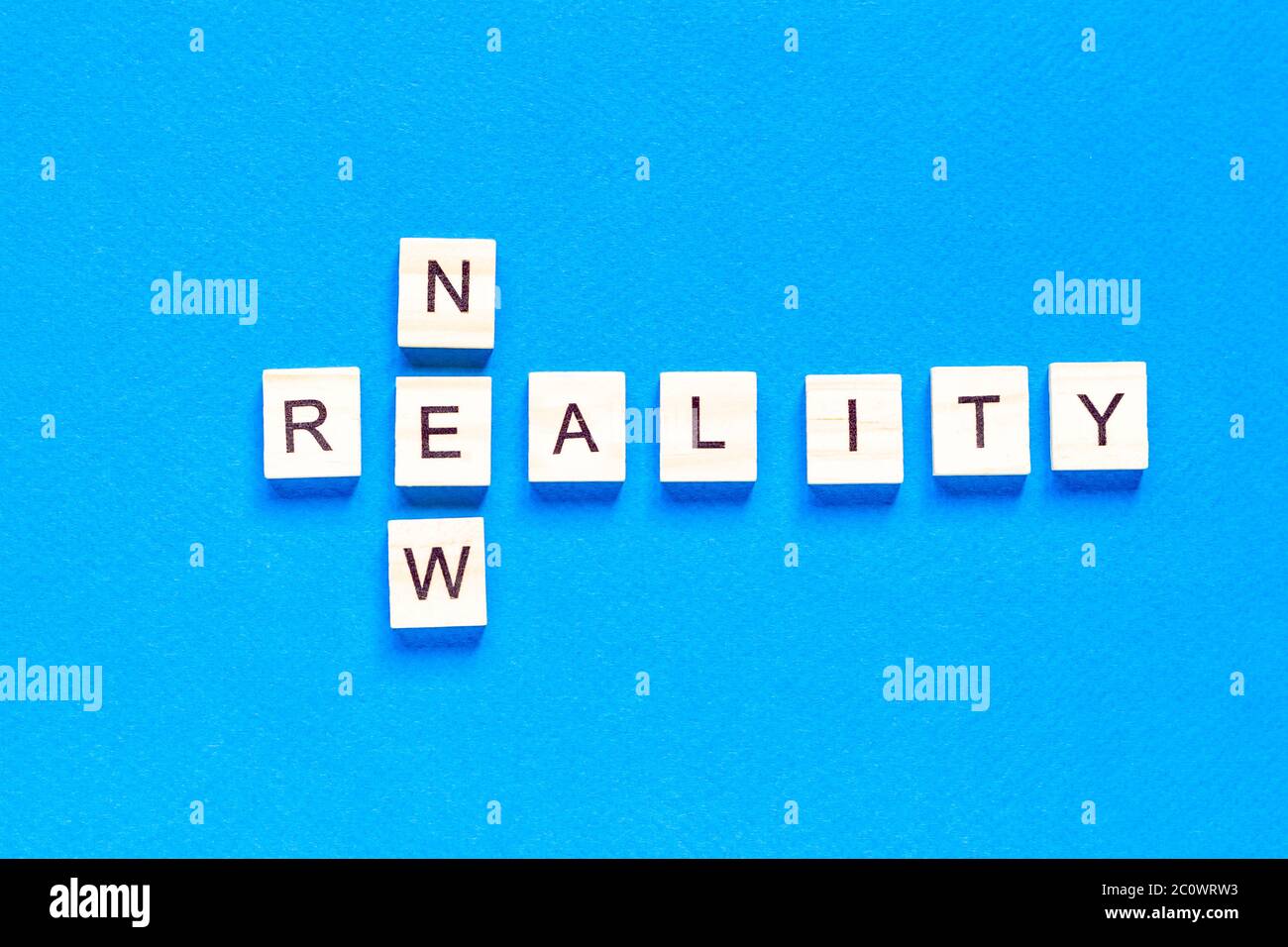 NUOVA REALTÀ: Le parole nuova realtà sono scritte in lettere di legno su sfondo blu. Foto Stock