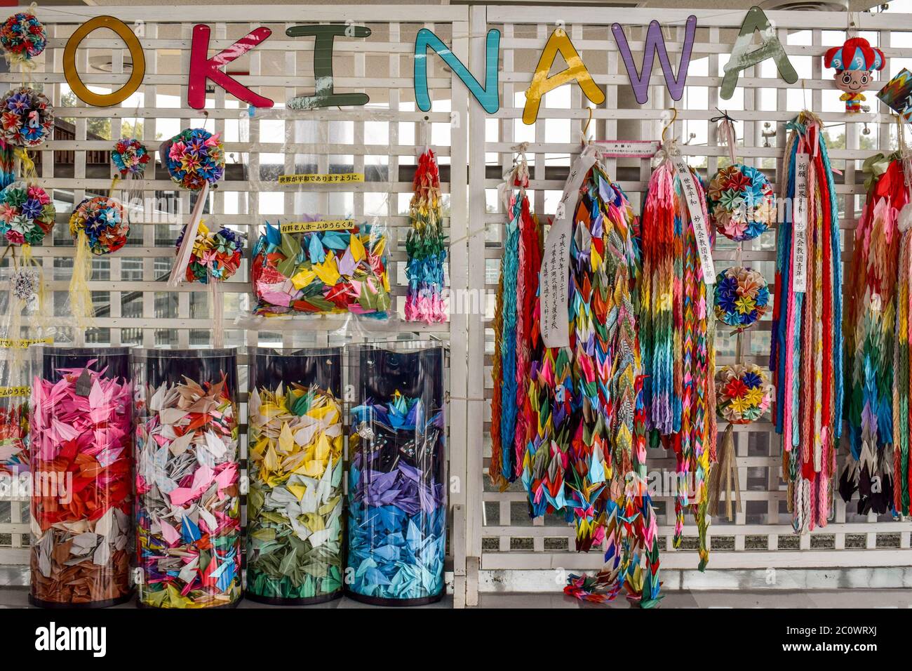 Okinawa War Memorial colorate catene albatross di carta Foto Stock