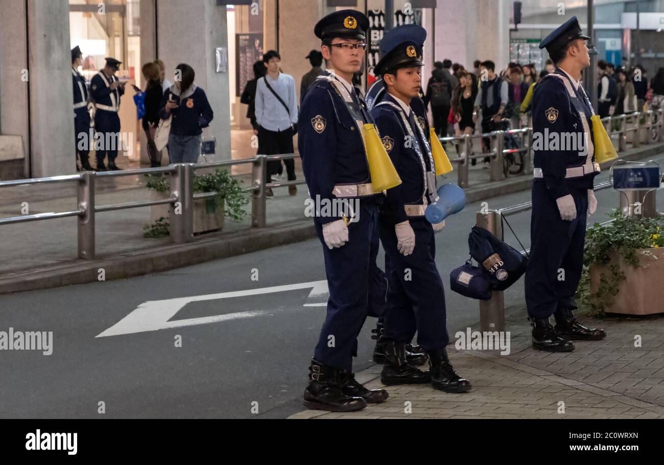 La polizia di Tokyo mantiene il controllo e l'ordine a Shibuya durante la notte di festa di Halloween, Giappone. Foto Stock