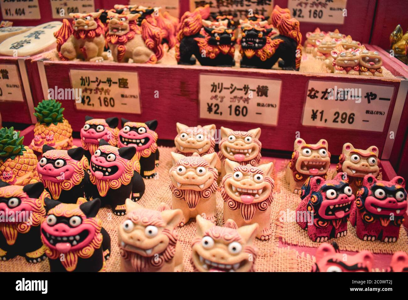 Fai shopping con statue ricordo del mitico cane giapponese Shisa a Naha Okinawa Foto Stock