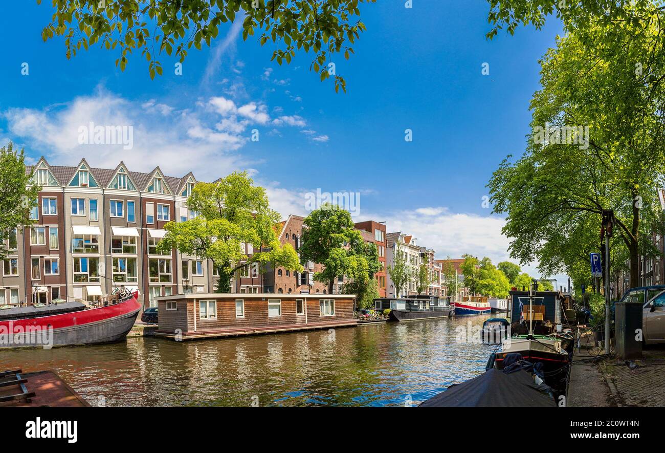 Canal e il ponte in Amsterdam Foto Stock