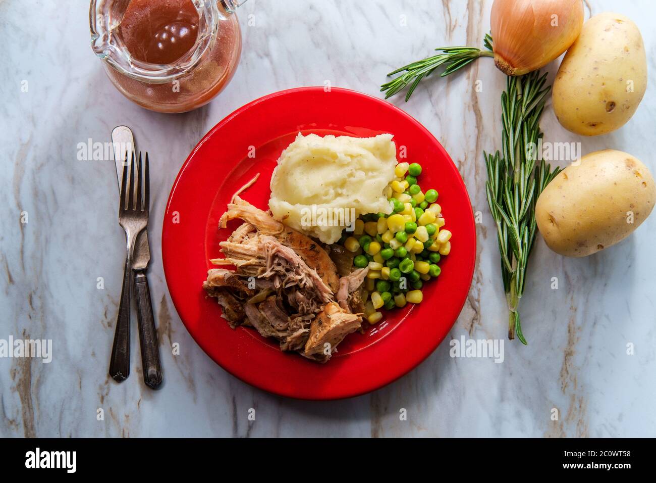 Cucina del Sud America, carne di maiale al barbecue con purè di patate e verdure cremose Foto Stock