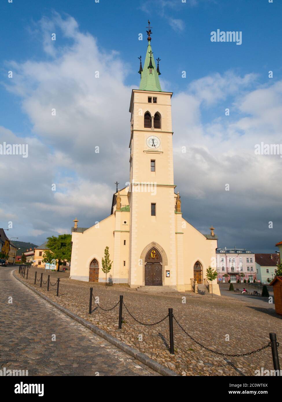 Vista frontale della Chiesa rurale di St Margaret a Kasperske Hory, Repubblica Ceca Foto Stock
