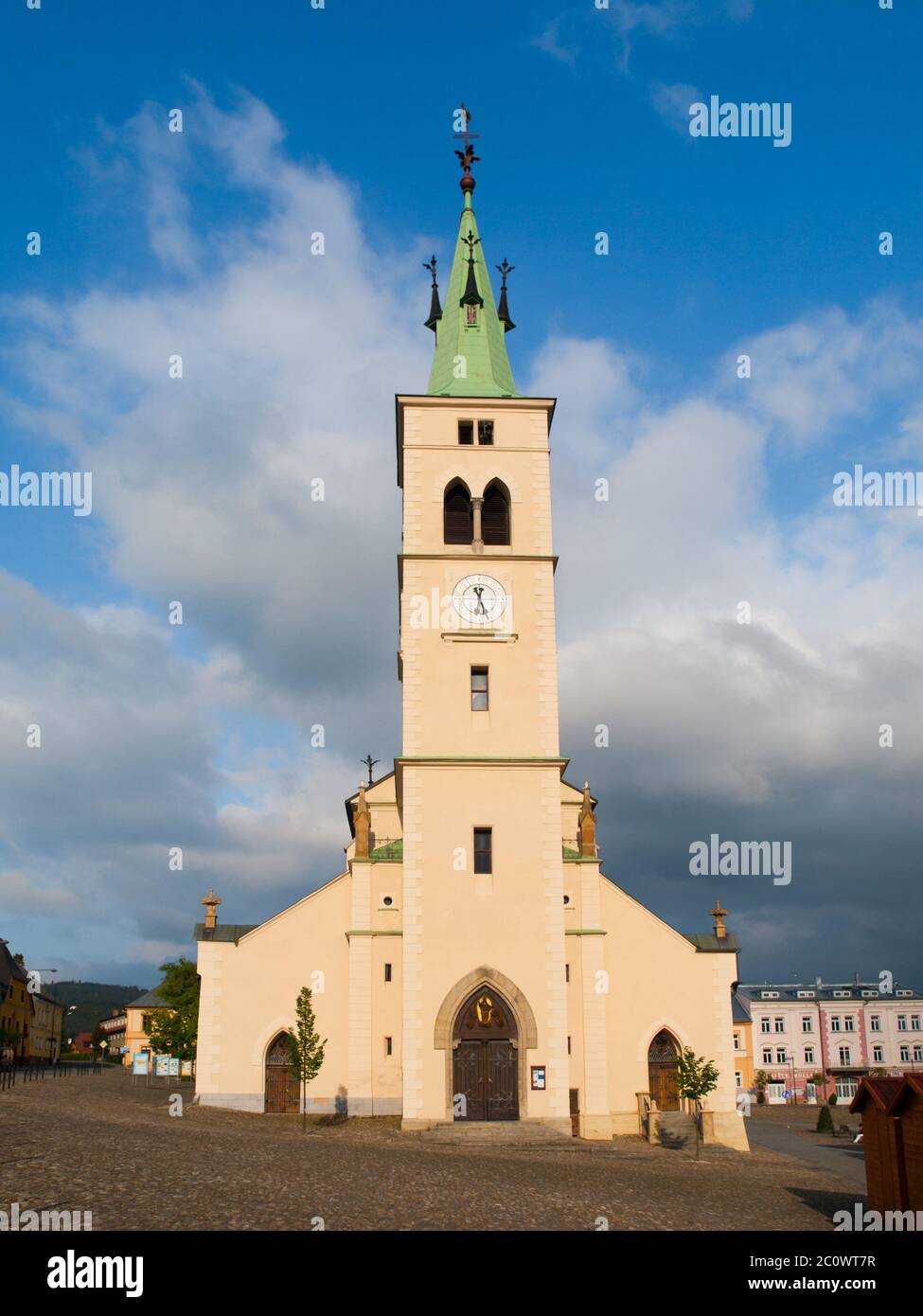 Vista frontale della Chiesa rurale di St Margaret a Kasperske Hory, Repubblica Ceca Foto Stock