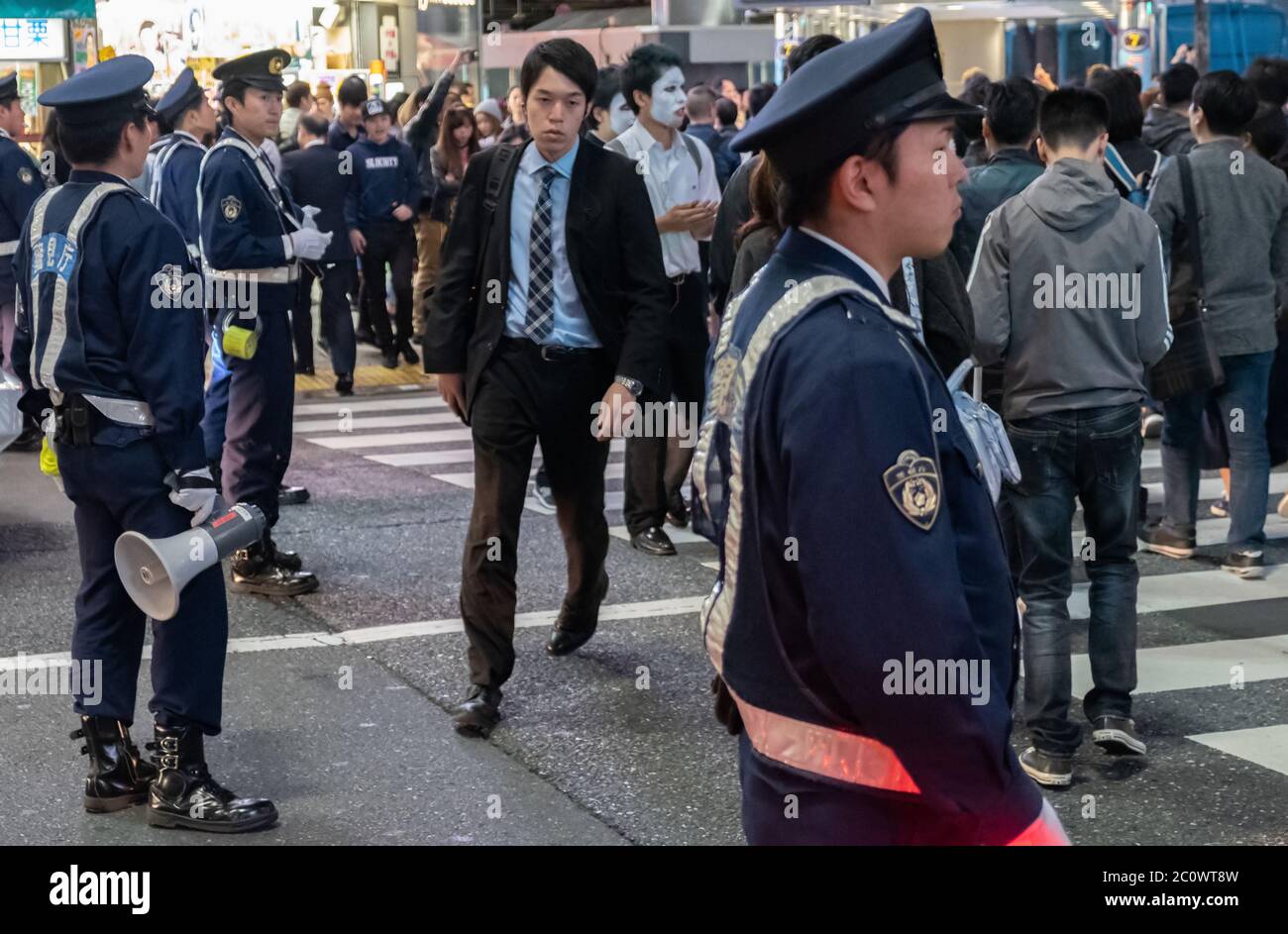 La polizia di Tokyo mantiene il controllo e l'ordine a Shibuya durante la notte di festa di Halloween, Giappone. Foto Stock